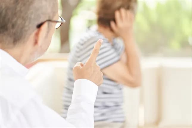 父が亡くなった事を伝えていない、叔父から激怒して連絡がありました。解決方法を教えてください。