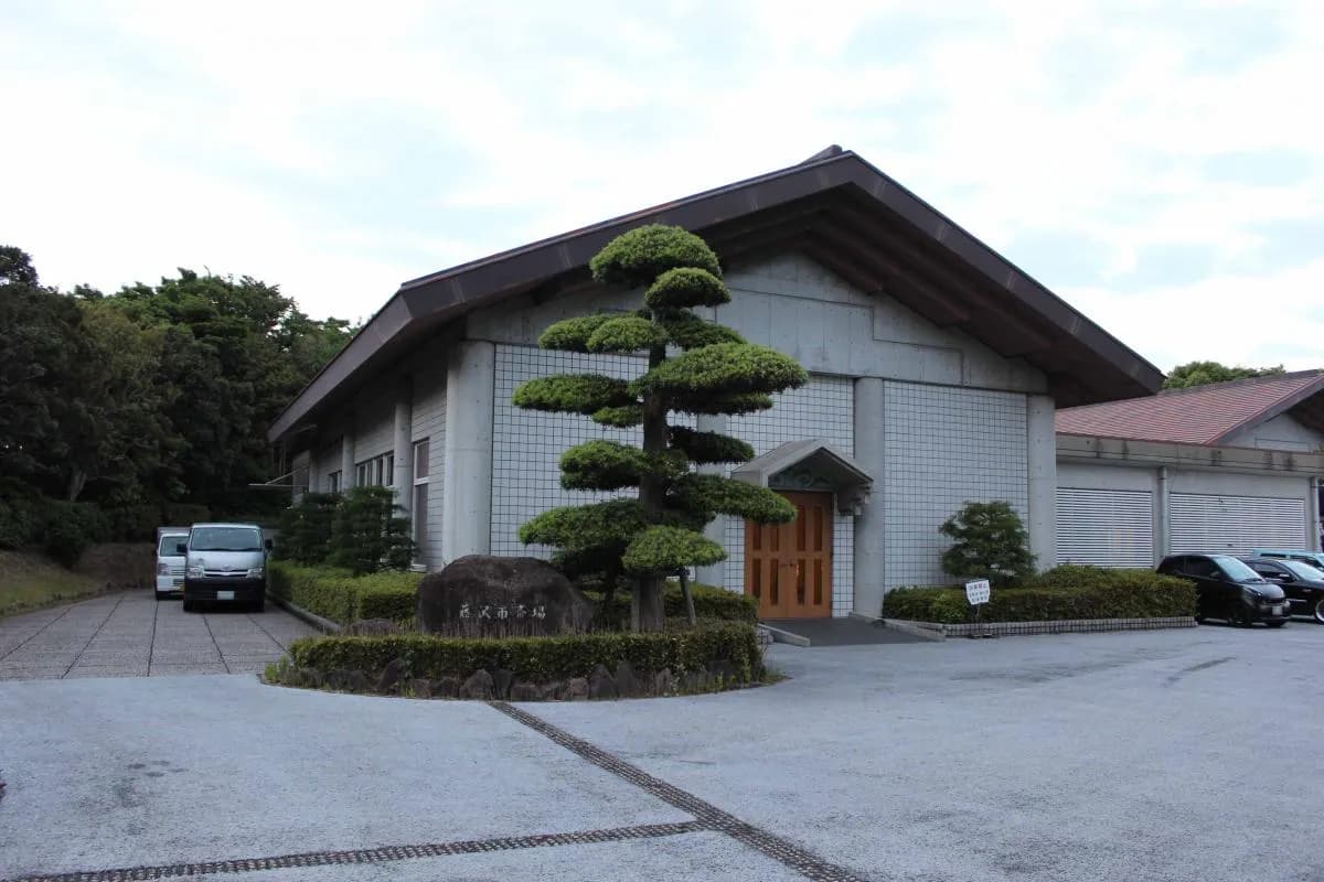 母が亡くなり葬儀社を探しています。流れや藤沢市営斎場の利用について教えてください