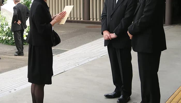草加市で、小さなお葬式を依頼すると、どの葬儀社がくるんですか？