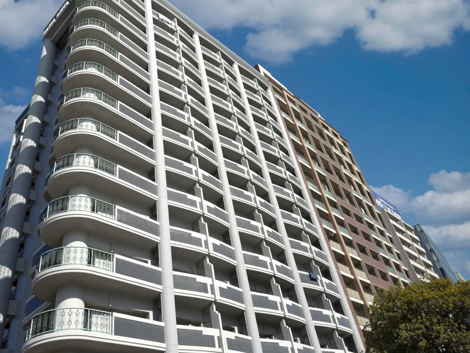 自宅での家族葬はマンションでも可能?式場を使う場合の費用感も知りたいです